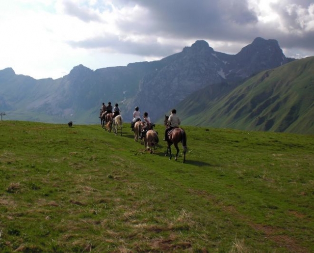 pbaños a caballo en las montañas 